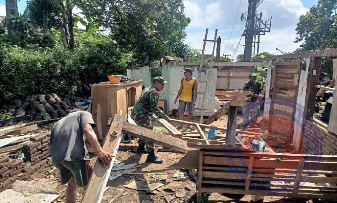 Bangkitkan Semangat Gotong Royong, Babinsa Bantu Pembongkaran Rumah Warga Binaan