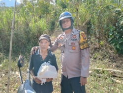 Polisi Peduli, Pak Bhabin Berbagi Sembako untuk Warga Kurang Mampu di Bondowoso