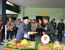 HUT ke 79 TNI Tahun 2024, Dandim 0802/Ponorogo Serahkan Piala Lomba PBB dan Potong Tumpeng Untuk Prajurit Terbaik