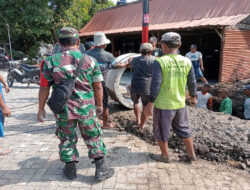 Perlancar Aliran Air, Babinsa Poskoramil Gerih Bantu Warga Pasang Gorong-Gorong