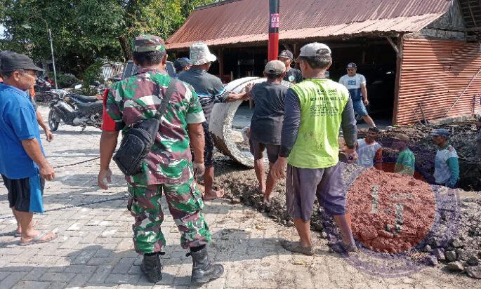 Perlancar Aliran Air, Babinsa Poskoramil Gerih Bantu Warga Pasang Gorong-Gorong