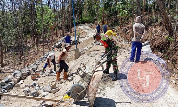 Membangun Desa Binaan, Babinsa Koramil Ponorogo Buat Plesengan Jalan Bersama Warga