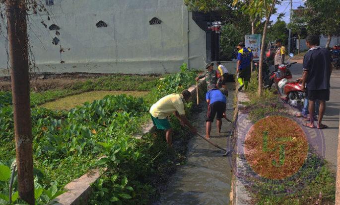 Sinergi TNI-Polri dan Warga Trenggalek: Bersatu Jaga Irigasi, Dukung Pertanian Makmur!