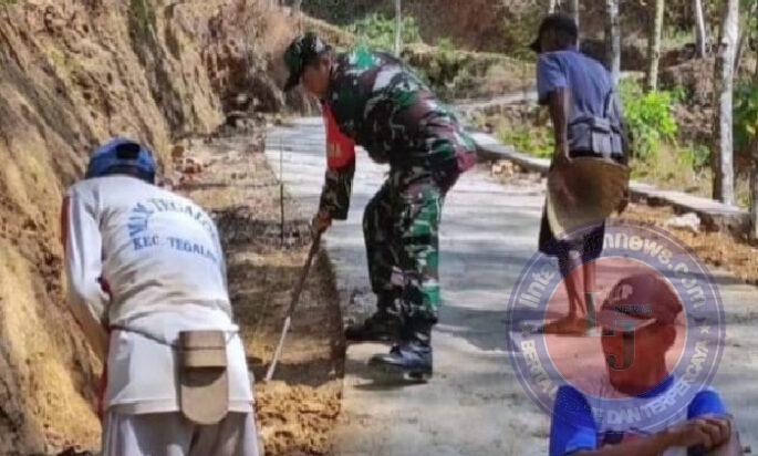 Menjaga Hubungan, Babinsa Koramil 0801/11 Donorojo Gotong Royong Membersihkan Jalan