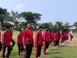 Babinsa Berikan Pelatihan Baris Berbaris, Tingkatkan Kedisiplinan dan Semangat Generasi Muda