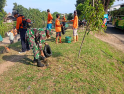 Tumbuhkan Kesadaran Masyarakat Pentingnya Kebersihan, Babinsa Gilingan Terjun Kelapangan Berikan Contoh