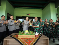 Solidaritas TNI-Polri Kian Menguat, Polres Gresik Beri Kejutan di HUT TNI ke-79 di Kodim 0817/Gresik