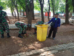 Anggota Kodim 0802/Ponorogo Ikut Kerja Bakti Bersihkan Sampah di Area Alun Alun M Hasibuan Bekasi Kota