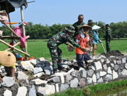 Cuaca Terik tidak Menyurutkan Warga dan Satgas TMMD Kodim 0726/Sukoharjo Lanjutkan Pekerjaan Talud Jalan