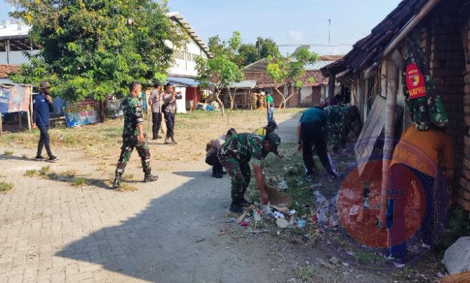 Karya Bakti Peringati HUT ke 79 TNI, Kodim 0802/Ponorogo Bersihkan Sampah di Pasar dan Saluran Air