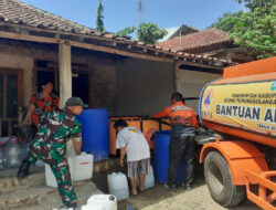 Musim Kemarau, Babinsa Kodim 0802/Ponorogo Terus Lakukan Pendampingan Pengedropan Air Bersih