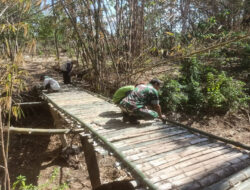 Aktif di Desa Binaan, Babinsa Kodim 0802/Ponorogo Bantu Warga Buat Jembatan Bambu