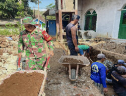 Wujud Peduli, Babinsa Ramil 0801/03 Arjosari Gotong-royong Ronovasi Tempat Ibadah