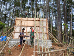 Sukseskan Program Pipanisasi, Babinsa Kodim Ponorogo Bantu Pengecoran Bak Penampungan Air