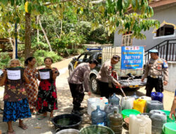 Tak Hanya Distribusikan Air Bersih, Patroli Genthong Polisi Juga Berbagi Ember Gratis di Trenggalek