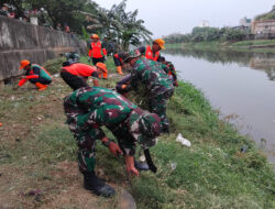 Kodim 0801/Pacitan Turut Berpatisipasi Karya Bakti Bersihkan Sungai Ciliwung