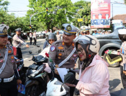 Aksi Humanis Polres Magetan di Operasi Zebra Semeru 2024, Berbagi Coklat Hingga Bunga untuk Pengendara