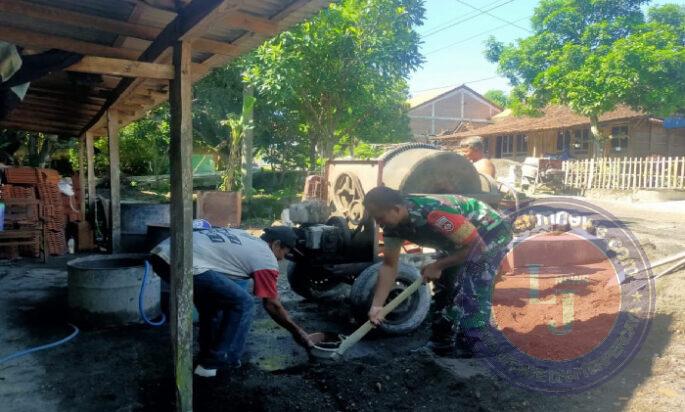 Babinsa Berikan Sentuhan Kemanusiaan, Bantu Rehab Rumah Suratno