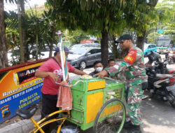 Babinsa Purwodiningratan Ingatkan Pedagang Buah Keliling Jaga Kebersihan dan Keselamatan Saat Berjualan