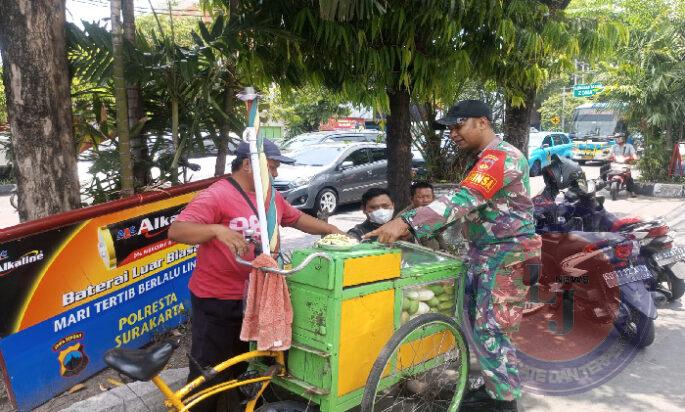 Babinsa Purwodiningratan Ingatkan Pedagang Buah Keliling Jaga Kebersihan dan Keselamatan Saat Berjualan