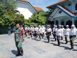 Tanamkan Kedisiplinan dan Pupuk Kebersamaan, Babinsa Kelurahan Gilingan Latihkan PBB di SMA N 2 Surakarta