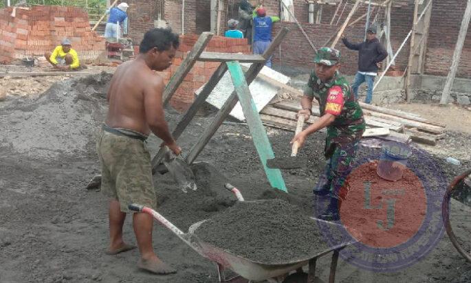 Babinsa Berkontribusi dalam Pembangunan Rumah Warga, Wujudkan Kemanunggalan TNI dengan Rakyat