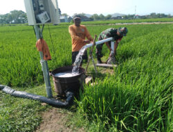 Aktif Dampingi Petani, Babinsa Kodim 0802/Ponorogo Bantu Pengairan di Sawah