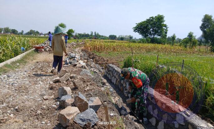 Babinsa Kodim 0802/Ponorogo Ikut Kerja Bakti Bangun Saluran Air