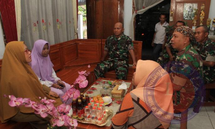 Solidaritas Tanpa Batas: Dandim 0806/Trenggalek Tunjukkan Dukungan Moril untuk Keluarga Anggota yang Sakit