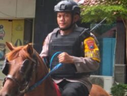 Inovasi Kapolsek Gresik Kota Patroli Berkuda Jalin Keakraban dengan Warga