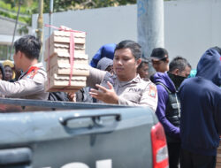 Humanis, Polisi Berbagi Nasi Kotak untuk Peserta Unras Sarbumusi Situbondo