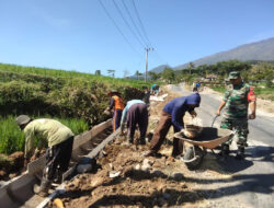 Manunggal dengan Rakyat, Babinsa Koramil Jogorogo Kerja Bakti Bersama Warga