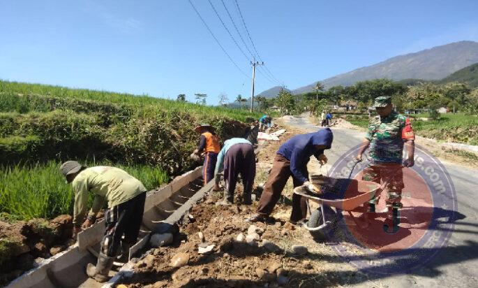 Manunggal dengan Rakyat, Babinsa Koramil Jogorogo Kerja Bakti Bersama Warga