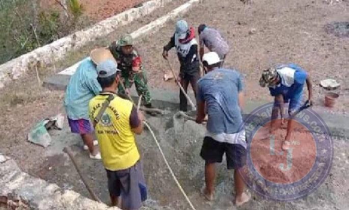 Wujud Peduli, Babinsa Koramil 0801/10 Punung Lakukan Karya Bhakti Pembuatan Lapangan Voli