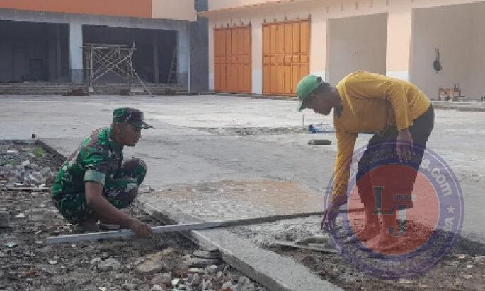 Babinsa Karanggeneng Gotong Royong Bersama Warga Perbaiki Jalan