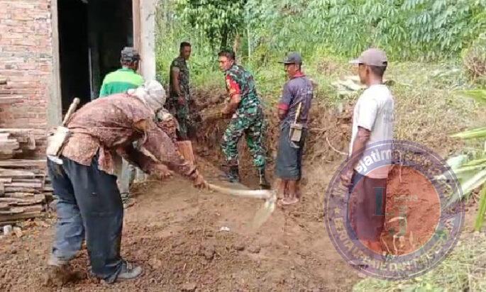 Wujud Kepedulian Babinsa Koramil 0801/11 Donorojo membantu Pembersihan Lingkungan