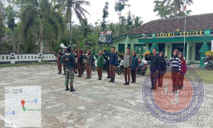 Babinsa Koramil 0801/08 Tulakan dampingi Peserta Hiking di gunung Tenong