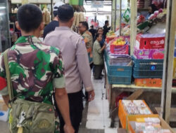 Kompak.! Babinsa dan Bhabinkamtibmas Bersama Lurah Pasar Gede Laksanakan Patroli Gabungan