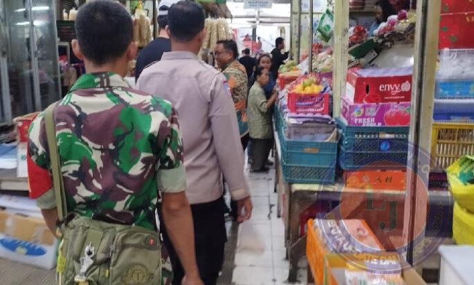 Kompak.! Babinsa dan Bhabinkamtibmas Bersama Lurah Pasar Gede Laksanakan Patroli Gabungan