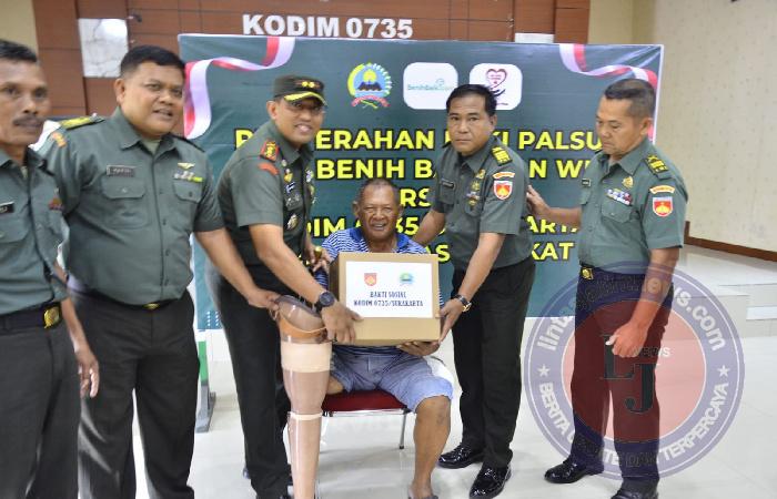 Kodim Surakarta Bersama Yayasan Benih Baik dan Relawan WLO Berikan Bantuan Kaki Palsu dan Paket Sembako