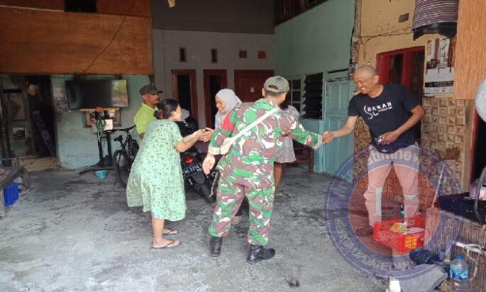 Berikan Rasa Aman, Babinsa Kepatihan Wetan Lakukan Patroli Wilayah dan Sambang Warga