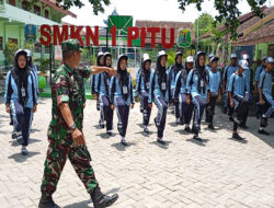 Tanamkan Kedisiplinan Sejak Dini, Babinsa Posramil Pitu Latih PBB OSIS SMKN 1 Pitu