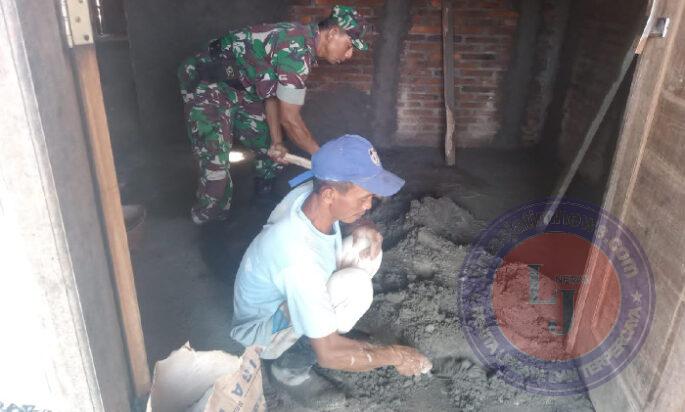 Babinsa Gotong Royong Renovasi Rumah Warga, Tunjukkan Kepedulian TNI