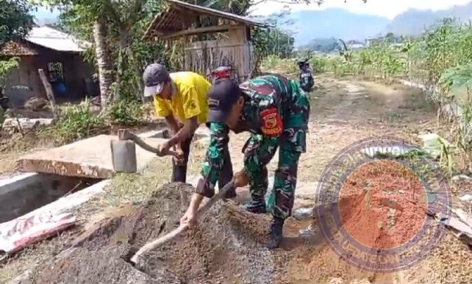 Wujud Kepedulian, Babinsa Koramil 0801/03 Arjosari Bantu Pembuatan Irigasi