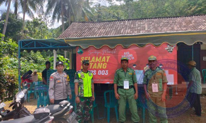 Jaga Kelancaran Proses Pencoblosan Pilkada Serentak, Babinsa 0801/03 Arjosari Lakukan Pengamanan TPS