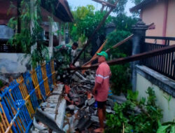 Babinsa Modo Gerak Cepat Bantu Evakuasi Rumah Rusak dan Pohon Tumbang Akibat Terjangan Angin