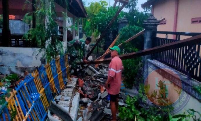 Babinsa Modo Gerak Cepat Bantu Evakuasi Rumah Rusak dan Pohon Tumbang Akibat Terjangan Angin