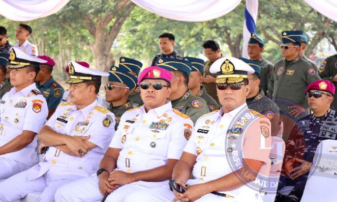 Danlantamal V Hadiri Penyematan Brevet Kehormatan Penerbangan TNl Angkatan Laut Kepada 11 Pati TNI AL