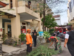 Guyub Rukun…!! Babinsa Bersama Perangkat Kelurahan Sudiroprajan Kerja Bakti Bersihkan Kantor Serta Pendopo Kelurahan