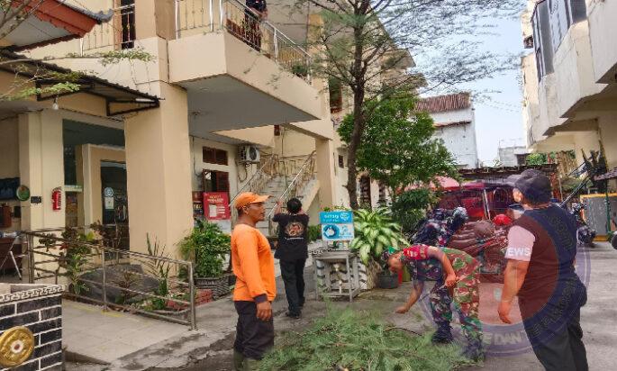 Guyub Rukun…!! Babinsa Bersama Perangkat Kelurahan Sudiroprajan Kerja Bakti Bersihkan Kantor Serta Pendopo Kelurahan